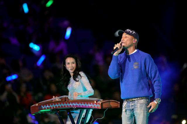 US singer Pharrell Williams and Hong Kong singer Karen Mok perform during Alibaba Group's 11.11 Singles' Day global shopping festival in Shanghai, China, November 10, 2017. (REUTERS) US singer Pharrell Williams and Hong Kong singer Karen Mok perform during Alibaba Group's 11.11 Singles' Day global shopping festival in Shanghai, China, November 10, 2017. (REUTERS)