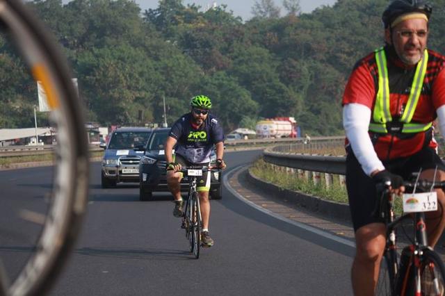 Rider Omkar Brahme (green helmet, blue jersey) of Pro Sports and Bikes team during the Deccan Cliffhanger, a 645km ultra cycle race to qualify for the Race Across America. (ASHISH PHADNIS) Rider Omkar Brahme (green helmet, blue jersey) of Pro Sports and Bikes team during the Deccan Cliffhanger, a 645km ultra cycle race to qualify for the Race Across America. (ASHISH PHADNIS)