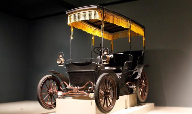 Empress Dowager Cixi’s 1901 Duryea Surrey. (BowersMuseum.blogspot)