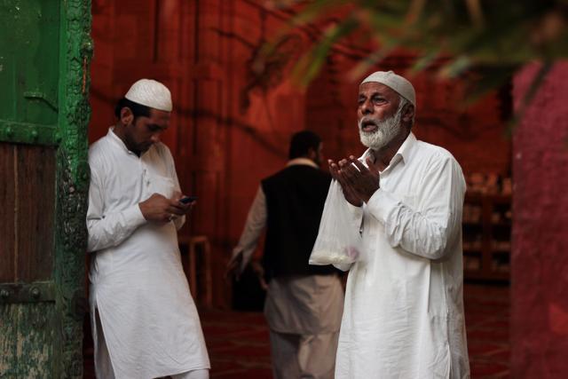 Devotees offer prayers to the Sufi saint. (Shivam Saxena/Hindustan Times) Devotees offer prayers to the Sufi saint. (Shivam Saxena/Hindustan Times)