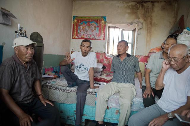 Farmer Wang Enlin (2nd L) sits in his room with his "Senior Citizen Environmental Protection Team" inside his house in Yushutun on August 21. (AFP Photo) Farmer Wang Enlin (2nd L) sits in his room with his "Senior Citizen Environmental Protection Team" inside his house in Yushutun on August 21. (AFP Photo)
