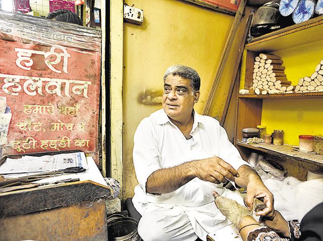 Satish Kumar Midda, better known as Hari Pahalwan, at his clinic in Old Delhi. (Vipin Kumar/HT PHOTO)