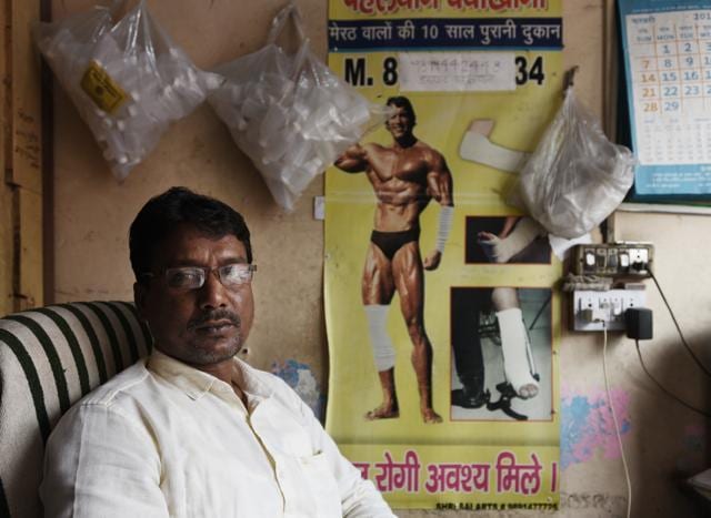 Mohammad Irshad, who runs a Chaudhury Pahalwan clinic, warns you to be beware of copycats—but it is not quite clear who is the original one. (Vipin Kumar/HT PHOTO)