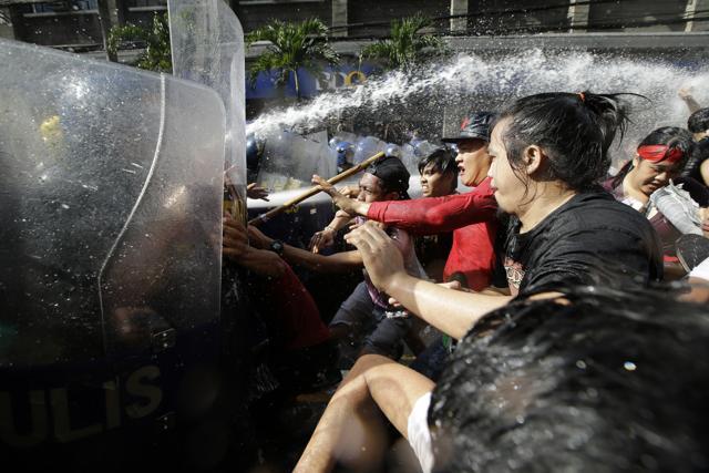 Protesters scuffle with police as they are dispersed while trying to get near the US Embassy in Manila, Philippines on Sunday Nov. 12, 2017. (AP) Protesters scuffle with police as they are dispersed while trying to get near the US Embassy in Manila, Philippines on Sunday Nov. 12, 2017. (AP)