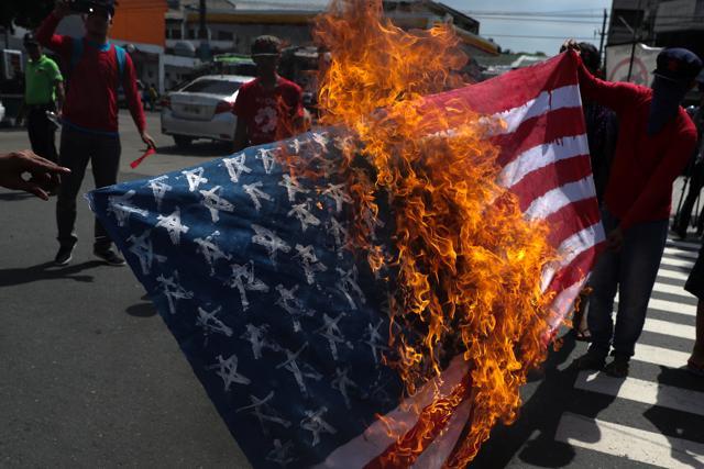 Protesters burn a homemade U.S. flag to denounce the visit of U.S. President Donald Trump, who will attend the 31st Association of Southeast Asian Nations (ASEAN) leaders summit, during a protest along a main street in metro Manila, Philippines, November 12, 2017. (REUTERS) Protesters burn a homemade U.S. flag to denounce the visit of U.S. President Donald Trump, who will attend the 31st Association of Southeast Asian Nations (ASEAN) leaders summit, during a protest along a main street in metro Manila, Philippines, November 12, 2017. (REUTERS)
