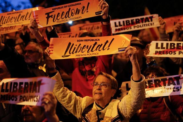 People hold banners reading "Freedom" during a demonstration in Barcelona on November 11, 2017 calling for the release of jailed separatist leaders. (AFP)