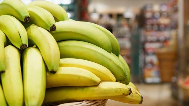 In case your stomach is unable to handle too much of solid food before a training run, then you can also opt to have a fruit smoothie made with a banana and milk. (Shutterstock)