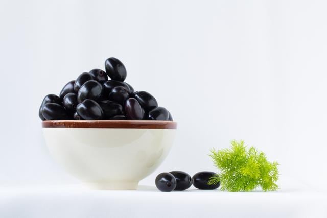 Jamun has a low glycemic index and reduces symptoms such as frequent urination and thrusting. (Shutterstock) Jamun has a low glycemic index and reduces symptoms such as frequent urination and thrusting. (Shutterstock)