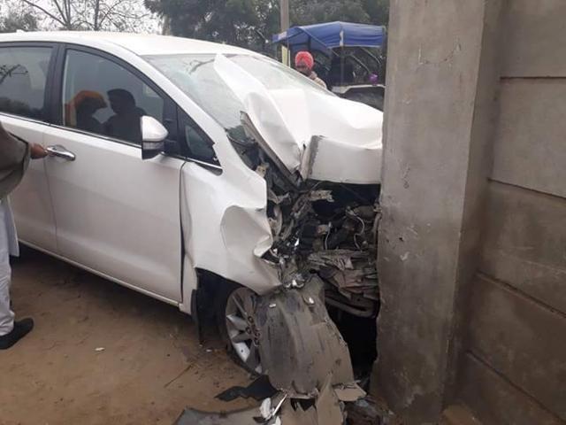 The SUV ramed into a wall after a tyre burst. (HT Photo)