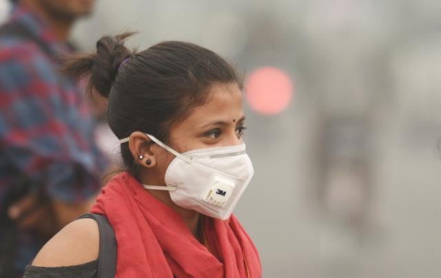 Commuters wear pollution masks as they walk along a road amid heavy smog in New Delhi. (Raj K Raj/HT Photo) Commuters wear pollution masks as they walk along a road amid heavy smog in New Delhi. (Raj K Raj/HT Photo)