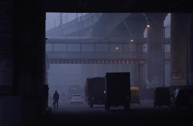 Smog at Moti Bagh in New Delhi. (Sanchit Khanna/HT Photo) Smog at Moti Bagh in New Delhi. (Sanchit Khanna/HT Photo)