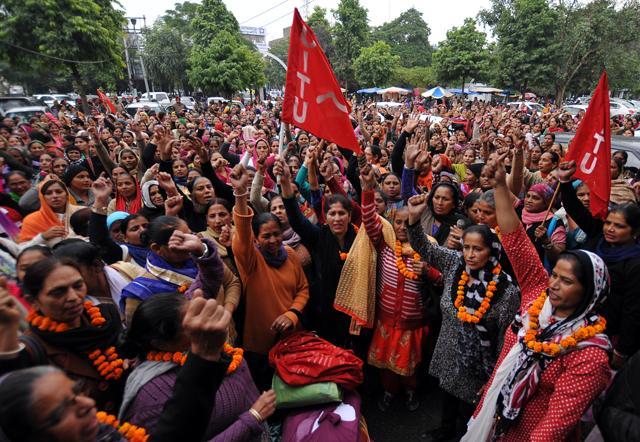 Members of Anganwadi Mulazam Union (CITU) protesting in Jalandhar against the Punjab govt’s move of introducing pre-primary classes in the state. (Pardeep Pandit/HT)
