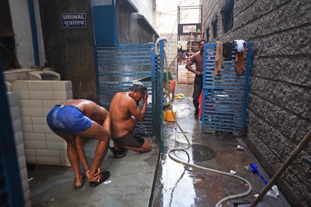 People bathe in the open at the Chandni Chowk night shelter on Saturday. (Ravi Choudhary/HT PHOTO) People bathe in the open at the Chandni Chowk night shelter on Saturday. (Ravi Choudhary/HT PHOTO)