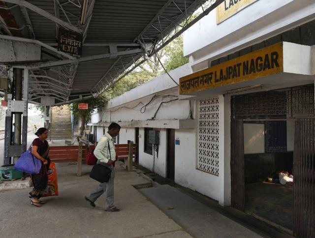 The Ring Rail has lost the race to Delhi Metro and buses. (Vipin Kumar/HT PHOTO) The Ring Rail has lost the race to Delhi Metro and buses. (Vipin Kumar/HT PHOTO)