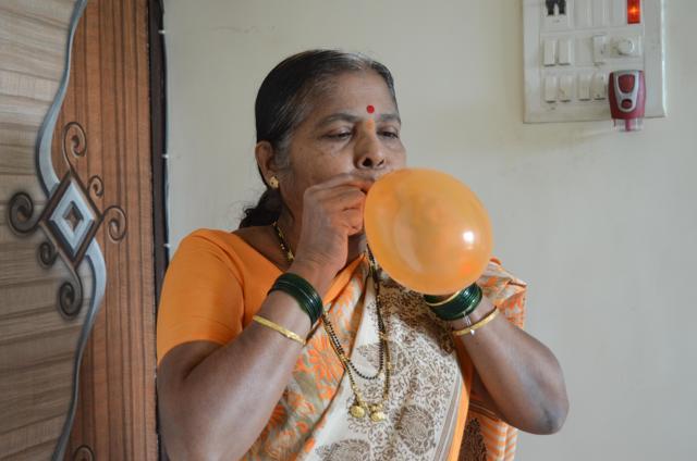 Prolonged exposure to indoor pollution can also cause COPD. Kunda Khawnekar,62, a homemaker from Mumbai, was exposed to fumes from her kerosene stove for years. She was diagnosed a year ago and now exercises daily by inflating balloons, to improve her lung capacity. (Rishikesh Choudhary / HT Photo)