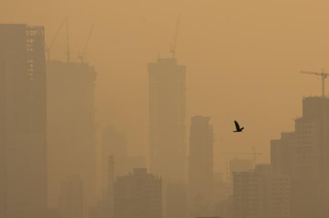 This is Mumbai on Friday. Residents may think they’re better off, because they’ve never needed masks, but there are invisible pollutants all year round, doctors say. Much of the air pollution in this city comes from vehicular traffic and construction activity. (Pratik Chorge/ HT Photo)