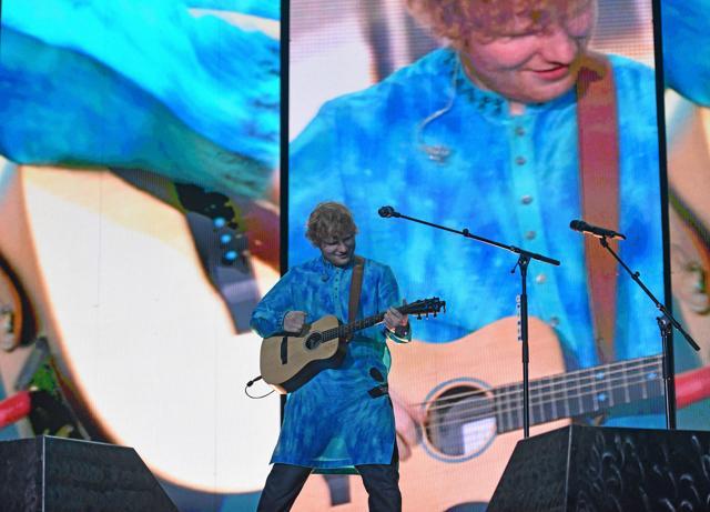 The singer performs at BKC. (SATYABRATA TRIPATHY/HT) The singer performs at BKC. (SATYABRATA TRIPATHY/HT)