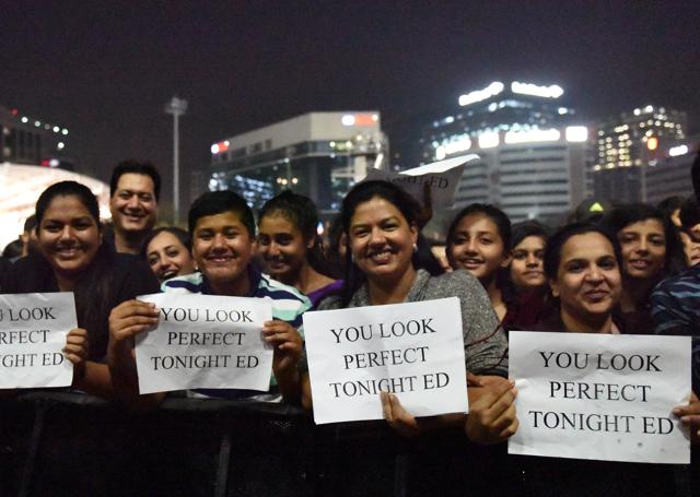 The cheering fans. (SATYABRATA TRIPATHY/HT) The cheering fans. (SATYABRATA TRIPATHY/HT)