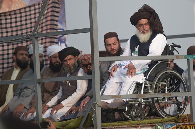 Head of the Tehreek-i-Labaik Yah Rasool Allah Pakistan religious group Khadim Hussain Rizvi (R), offers Friday prayers on a blocked flyover bridge. (AFP) Head of the Tehreek-i-Labaik Yah Rasool Allah Pakistan religious group Khadim Hussain Rizvi (R), offers Friday prayers on a blocked flyover bridge. (AFP)