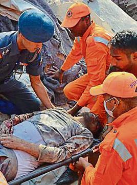 An injured being shifted to a hospital. (Gurpreet Singh/HT)