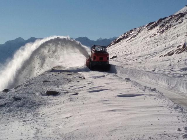 Border Road Organization’s machinery clearing snow on Rohtang pass. (HT Photo)