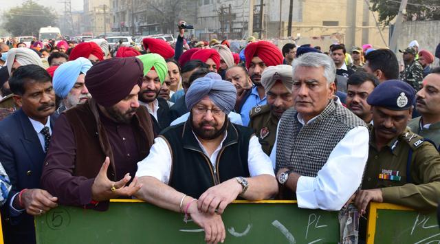 Capt Amarinder Singh, Navjot Sigh Sidhu (left) and Sunil Jakhar (right) at the spot of the building collapse in Ludhiana on Tuesday. (Gurpreet Singh/HT)