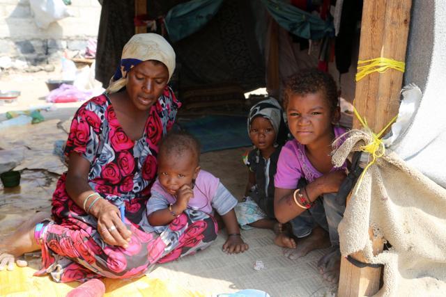 A displaced Yemeni family are pictured next to their makeshift shelter on a street in the Yemeni coastal city of Hodeidah. (AFP Photo)