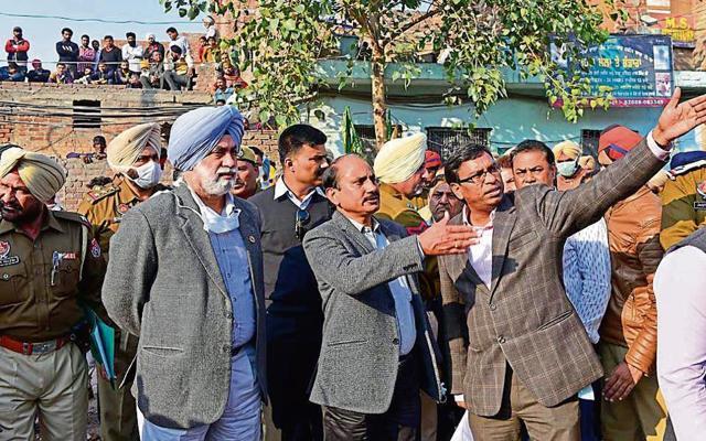 divisional Commissioner VK Meena (C) with Ludhiana DC Pardeep Aggarwal at the mishap site on Wednesday. (Gurpreet Singh/HT) divisional Commissioner VK Meena (C) with Ludhiana DC Pardeep Aggarwal at the mishap site on Wednesday. (Gurpreet Singh/HT)