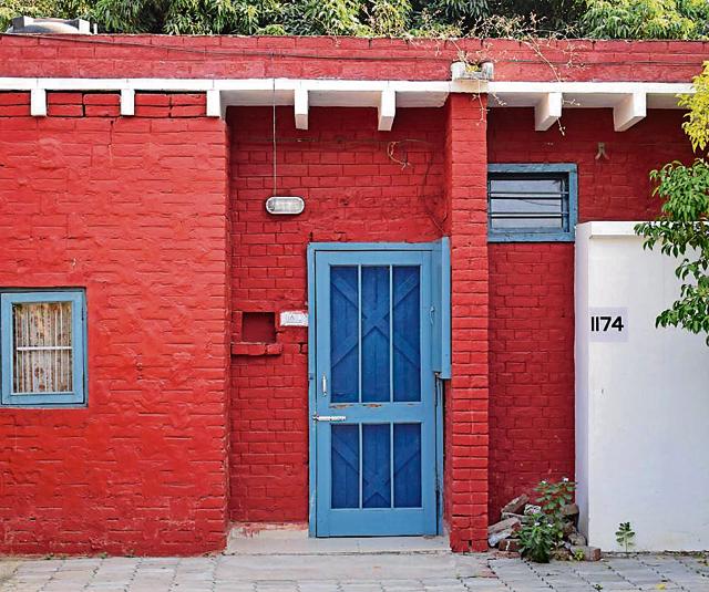 Using pre-cost battens and tiles for the roof. (Sikander Singh/HT) Using pre-cost battens and tiles for the roof. (Sikander Singh/HT)