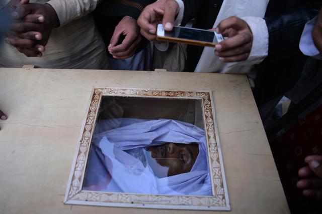 Pakistani protesters from the Tehreek-i-Labaik Yah Rasool Allah Pakistan (TLYRAP) religious group gather around the coffin of a protester who was killed during clashes with police at a blocked flyover in Islamabad. (AFP Photo) Pakistani protesters from the Tehreek-i-Labaik Yah Rasool Allah Pakistan (TLYRAP) religious group gather around the coffin of a protester who was killed during clashes with police at a blocked flyover in Islamabad. (AFP Photo)