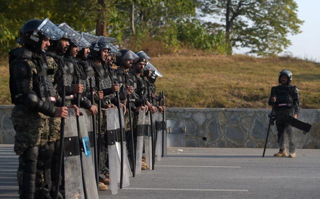 Pakistani rangers stand guard near protesters from the Tehreek-i-Labaik Yah Rasool Allah Pakistan (TLYRAP) religious group on a blocked street in Islamabad. (AFP Photo) Pakistani rangers stand guard near protesters from the Tehreek-i-Labaik Yah Rasool Allah Pakistan (TLYRAP) religious group on a blocked street in Islamabad. (AFP Photo)