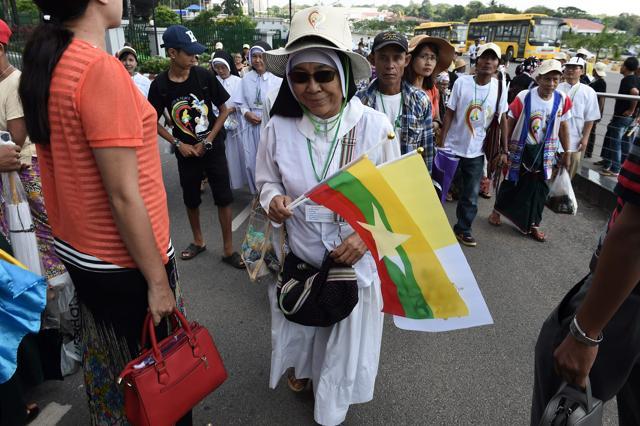 Catholic faithful arrive outside the airport in Yangon on November 27, 2017 with the hopes of greeting Pope Francis upon his arrival to the country. (AFP Photo) Catholic faithful arrive outside the airport in Yangon on November 27, 2017 with the hopes of greeting Pope Francis upon his arrival to the country. (AFP Photo)