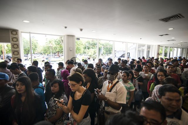 Passengers gather at the Ngurah Rai International airport in Denpasar, Bali on November 28, 2017 to wait for possible flights out. (AFP Photo) Passengers gather at the Ngurah Rai International airport in Denpasar, Bali on November 28, 2017 to wait for possible flights out. (AFP Photo)