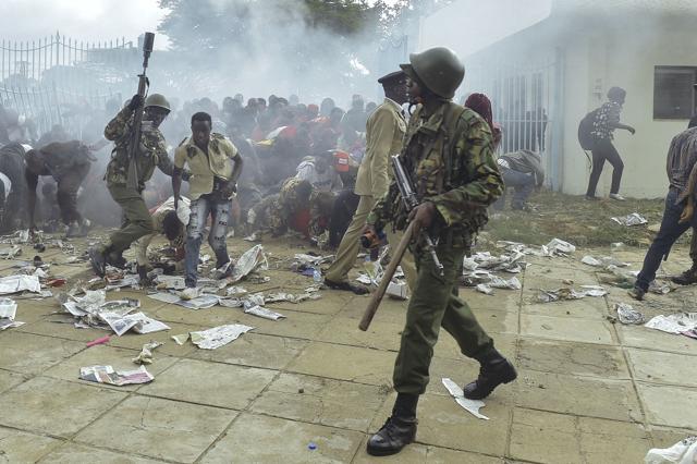 Kenyan Police intervene during a stampede outside the Kasarani stadium as supporters of Kenya's President try to get into the venue to attend his inauguration ceremony on November 28, 2017. (AFP Photo) Kenyan Police intervene during a stampede outside the Kasarani stadium as supporters of Kenya's President try to get into the venue to attend his inauguration ceremony on November 28, 2017. (AFP Photo)