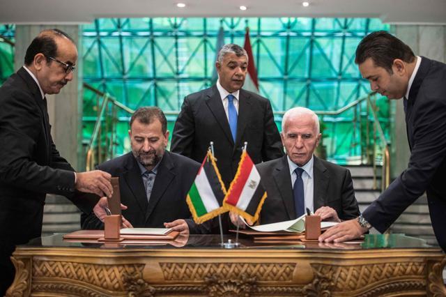 Fatah's Azzam al-Ahmad (R) and Saleh al-Aruri (L) of Hamas signing a reconciliation deal at the Egyptian intelligence services headquarters in Cairo, as the two rival Palestinian movements ended their decade-long split following negotiations overseen by Egypt. (AFP Photo) Fatah's Azzam al-Ahmad (R) and Saleh al-Aruri (L) of Hamas signing a reconciliation deal at the Egyptian intelligence services headquarters in Cairo, as the two rival Palestinian movements ended their decade-long split following negotiations overseen by Egypt. (AFP Photo)