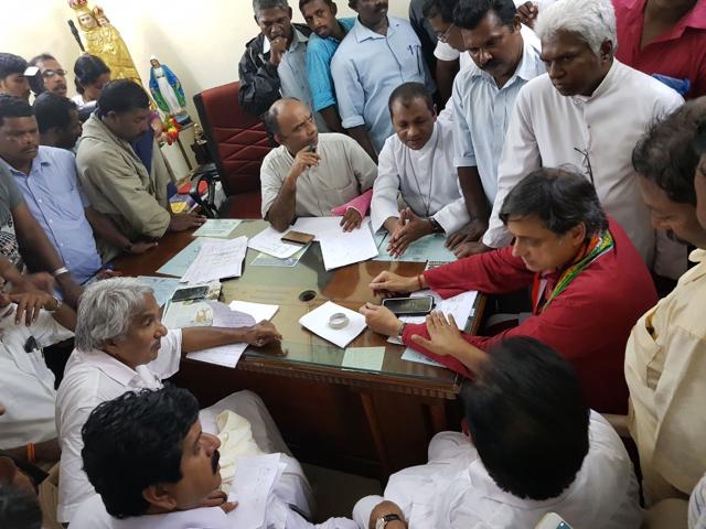 Congress MP Shashi Tharoor, along with former Kerala chief minister Oommen Chandy, and other leaders overseeing rescue arrangements at Shangumugam in Thiruvananthapuram. (HT PHOTO) Congress MP Shashi Tharoor, along with former Kerala chief minister Oommen Chandy, and other leaders overseeing rescue arrangements at Shangumugam in Thiruvananthapuram. (HT PHOTO)