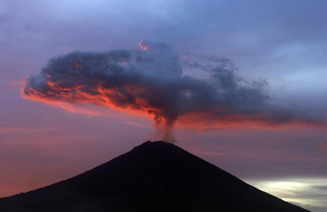 Bali volcano burns wedding dreams, threatens economy | World News ...