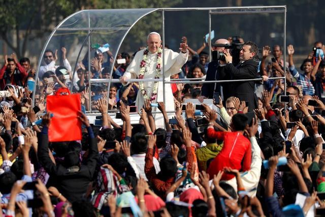 Pope Francis greets believers as he arrives for a mass in Dhaka, Bangladesh December 1, 2017. (REUTERS) Pope Francis greets believers as he arrives for a mass in Dhaka, Bangladesh December 1, 2017. (REUTERS)