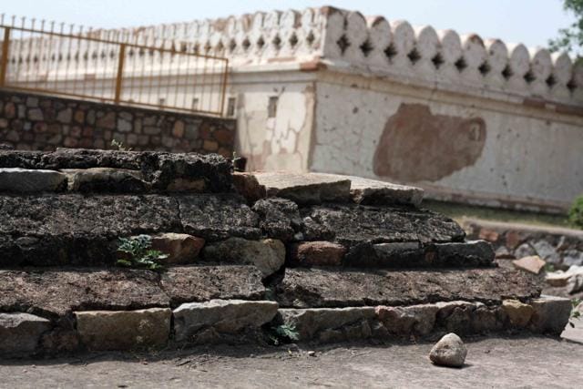 A tomb outside Jamali Kamali complex in Mehrauli. (Mayank Austen Soofi)