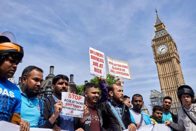 Motorcycle delivery drivers and motorcyclists taking part in a demonstration in Parliament Square in central London on July 18, 2017. (AFP Photo)