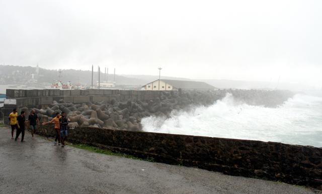 Heavy rains and gushing winds hammered the southern coast of Tamil Nadu and Kerala as a deep depression in the Bay of Bengal turned into a cyclonic storm leaving a trail of destruction. (Vivek Nair /HT) Heavy rains and gushing winds hammered the southern coast of Tamil Nadu and Kerala as a deep depression in the Bay of Bengal turned into a cyclonic storm leaving a trail of destruction. (Vivek Nair /HT)