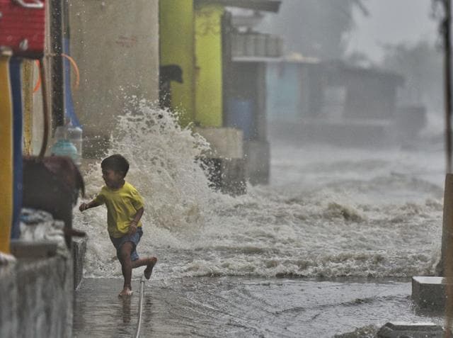 Arabian Sea waves of 4.35 meters height entered a slum near the seashore at Bandstand in Bandra, Mumbai due to cyclone Okhi on December 5, 2017. (Satyabrata Tripathy/ Hindustan Times) Arabian Sea waves of 4.35 meters height entered a slum near the seashore at Bandstand in Bandra, Mumbai due to cyclone Okhi on December 5, 2017. (Satyabrata Tripathy/ Hindustan Times)