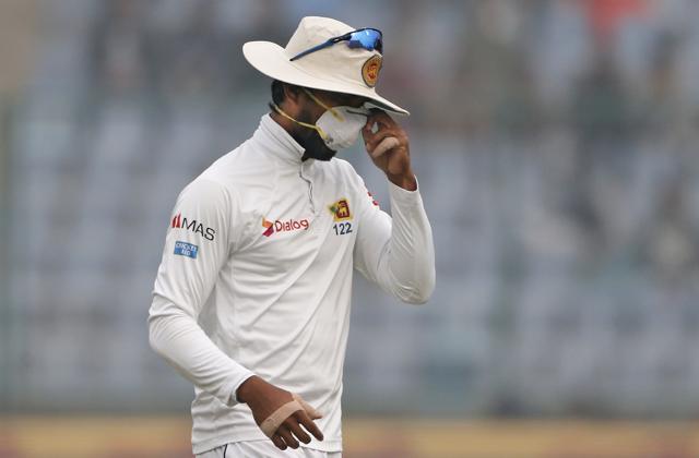 Sri Lanka's captain Dinesh Chandimal adjusts his anti-pollution mask during the fourth day of the third Test against India in New Delhi on Tuesday. (AP) Sri Lanka's captain Dinesh Chandimal adjusts his anti-pollution mask during the fourth day of the third Test against India in New Delhi on Tuesday. (AP)