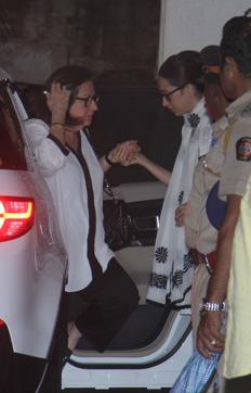 Babita and Karisma Kapoor at Shashi Kapoor residence. (Pramod Thakur/HT PHOTO)