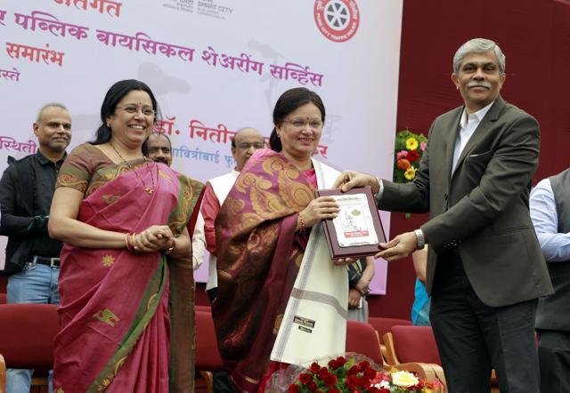 BJP MLA Medha Kulkarni (L), Pune mayor Mukta Tilak and SPPU vice-chancellor Nitin Karmalkar (R) inaugurate the PEDL share-a-cycle project at SSPU in Pune. (HT PHOTO) BJP MLA Medha Kulkarni (L), Pune mayor Mukta Tilak and SPPU vice-chancellor Nitin Karmalkar (R) inaugurate the PEDL share-a-cycle project at SSPU in Pune. (HT PHOTO)