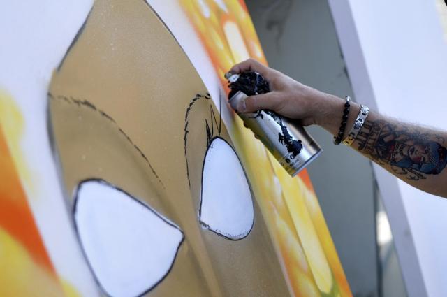 Brazilian graffiti artist Michael Devis shows the audience how he brings a canvas to life. (Sunil Ghosh /HT Photo) Brazilian graffiti artist Michael Devis shows the audience how he brings a canvas to life. (Sunil Ghosh /HT Photo)
