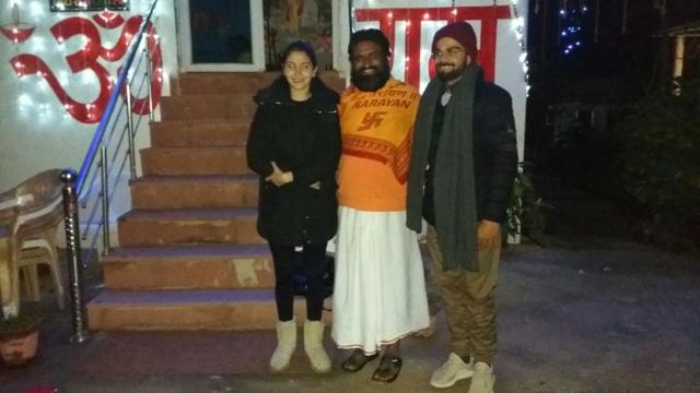 The couple also visited an ashram during their Haridwar trip where they offered puja.