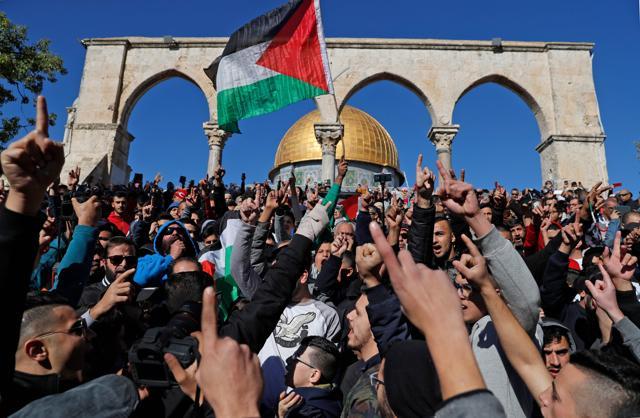 Palestinian Muslim worshippers shout slogans during Friday prayer in front of the Dome of the Rock mosque at the al-Aqsa mosque compound in the Jerusalem's Old City. (AFP Photo) Palestinian Muslim worshippers shout slogans during Friday prayer in front of the Dome of the Rock mosque at the al-Aqsa mosque compound in the Jerusalem's Old City. (AFP Photo)