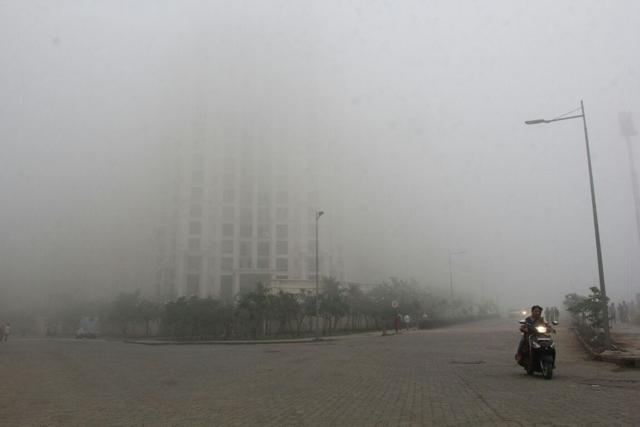 There was dense fog in Thane and the areas beyond Kalyan. On the central line, trains were delayed owing to low visibility. (Praful Gangurde) There was dense fog in Thane and the areas beyond Kalyan. On the central line, trains were delayed owing to low visibility. (Praful Gangurde)