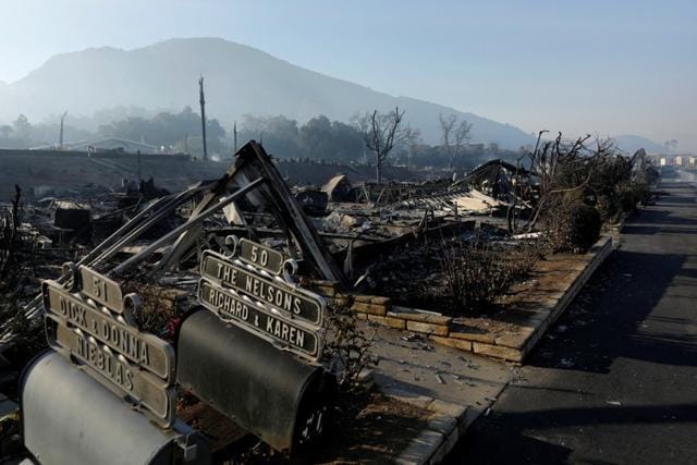 Burned mobile homes are seen at the Monserate Country Club after the Lilac Fire, a fast moving wildfire, swept through their community in Bonsall, California, U.S., December 8, 2017. (REUTERS Photo)
